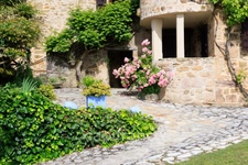 Vaste Propriété avec magnifique vue sur Najac, 15 chambres, piscine et tennis entourée par 5 hectares