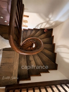 Jolie maison en pierres avec petites dépendances