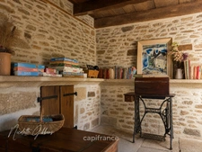 Jolie maison en pierres avec petites dépendances