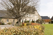 Propriété comprenant un château du 16eme siècle, une maison avec 3 chambres, un studio