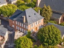 Ensemble de propriété - maison bourgeoise, deuxième logement/bureaux, grange, 1 hectare