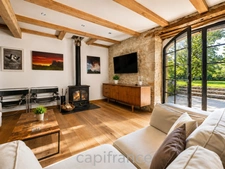 Maison de caractère en pierre, entièrement restaurée avec goût, à deux pas d'un village classé