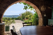 Vaste Propriété avec magnifique vue sur Najac, 15 chambres, piscine et tennis entourée par 5 hectares