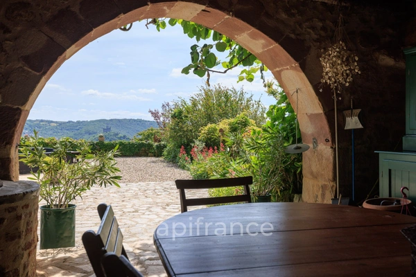 Vaste Propriété avec magnifique vue sur Najac, 15 chambres, piscine et tennis entourée par 5 hectares