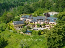 Vaste Propriété avec magnifique vue sur Najac, 15 chambres, piscine et tennis entourée par 5 hectares