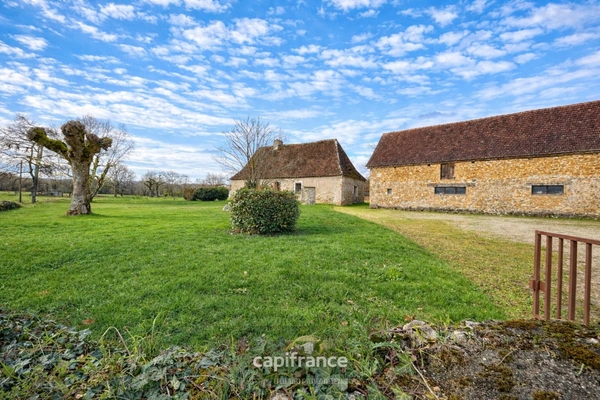 Ancienne ferme de tabac à réinventer – Maison en pierres, grange et séchoir