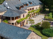 Vaste Propriété avec magnifique vue sur Najac, 15 chambres, piscine et tennis entourée par 5 hectares