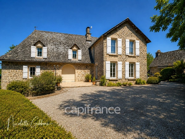 Belle propriété en pierre avec dépendances, bois privé et étang alimenté par une source naturelle.