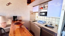 FONT-ROMEU – EXCLUSIVE – STUDIO APARTMENT WITH MEZZANINE CABIN AT THE FOOT OF THE CABLE CAR, TOP FLOOR, PANORAMIC VIEW OF THE PYRENEES, COVERED PARKING AND CELLAR