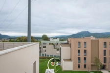 Appartement récent 2 chambres avec balcon, vue montagne et garage 