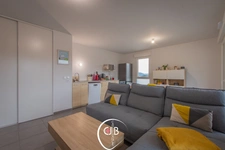 Appartement récent 2 chambres avec balcon, vue montagne et garage 