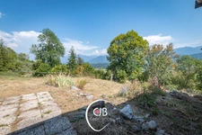 Cruet – Maison à terminer avec prés, forêt et terrain constructible. 19 165 m² de terrain