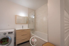 Appartement récent 2 chambres avec balcon, vue montagne et garage 