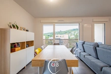 Appartement récent 2 chambres avec balcon, vue montagne et garage 