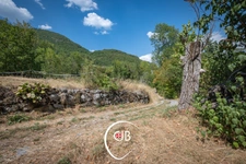 Cruet – Maison à terminer avec prés, forêt et terrain constructible. 19 165 m² de terrain