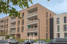 Appartement récent 2 chambres avec balcon, vue montagne et garage 