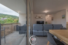 Appartement récent 2 chambres avec balcon, vue montagne et garage 