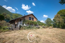 Cruet – Maison à terminer avec prés, forêt et terrain constructible. 19 165 m² de terrain