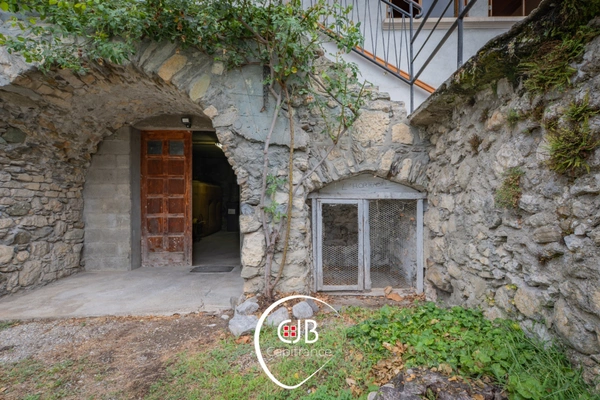Cruet – Maison de vigneron 105 m² avec 135 m² de dépendances