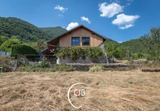 Cruet – Maison à terminer avec prés, forêt et terrain constructible. 19 165 m² de terrain