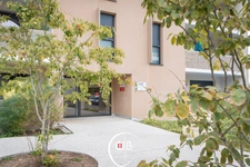 Appartement récent 2 chambres avec balcon, vue montagne et garage 
