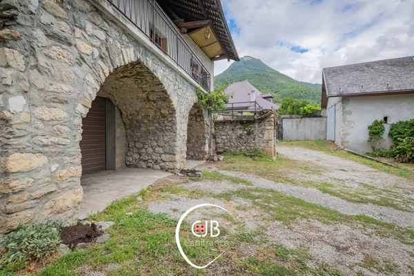 Cruet – Maison de vigneron 105 m² avec 135 m² de dépendances