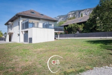 Sonnaz – Maison 220 m², DPE B et appartement en rez-de-jardin