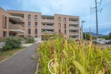 Appartement récent 2 chambres avec balcon, vue montagne et garage 