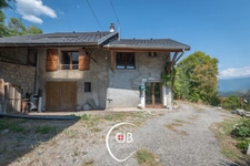 Cruet – Maison à terminer avec prés, forêt et terrain constructible. 19 165 m² de terrain