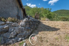 Cruet – Maison à terminer avec prés, forêt et terrain constructible. 19 165 m² de terrain