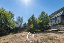 Cruet – Maison à terminer avec prés, forêt et terrain constructible. 19 165 m² de terrain