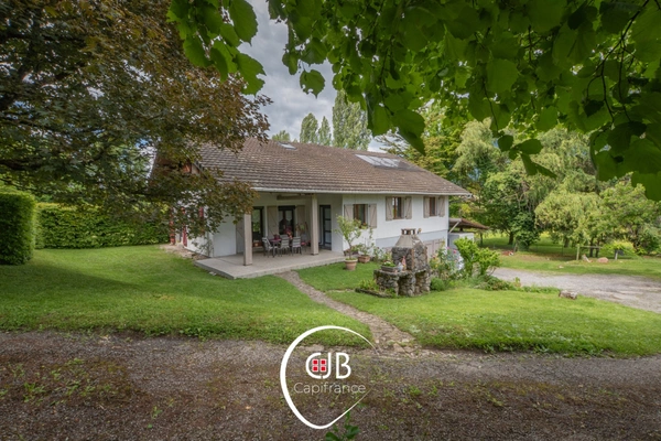     Maison aux Marches limite Myans, 4 chambres, piscine et grand terrain possible