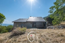 Cruet – Maison à terminer avec prés, forêt et terrain constructible. 19 165 m² de terrain