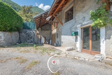 Cruet – Maison à terminer avec prés, forêt et terrain constructible. 19 165 m² de terrain