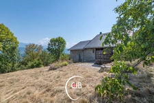 Cruet – Maison à terminer avec prés, forêt et terrain constructible. 19 165 m² de terrain