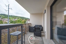 Appartement récent 2 chambres avec balcon, vue montagne et garage 