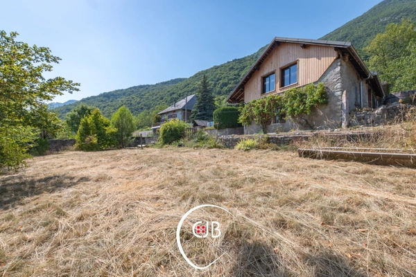 Cruet – Maison à terminer avec prés, forêt et terrain constructible. 19 165 m² de terrain