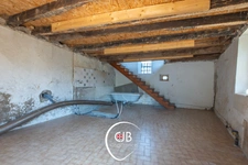 Cruet – Maison à terminer avec prés, forêt et terrain constructible. 19 165 m² de terrain