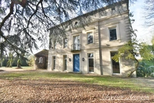 Elegant 19th-Century Manor House – 460 sqm – 8,300 sqm Park – Swimming Pool – Walking Distance to Town