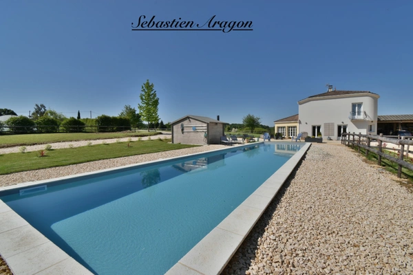 Villa contemporaine 250 m² – 5 chambres – 3 hectares – piscine 18 m – Villeneuve-sur-Lot (47)