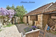 Maison en pierre au cœur d’un village du Lot, entre charme, calme et nature