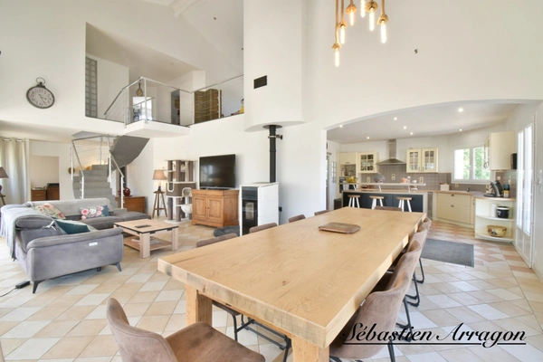 Villa contemporaine 250 m² – 5 chambres – 3 hectares – piscine 18 m – Villeneuve-sur-Lot (47)