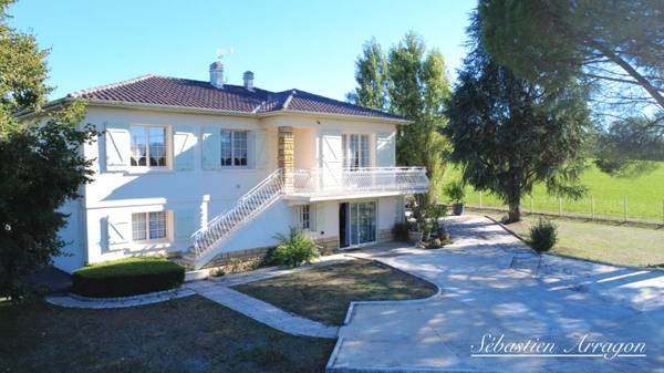 DAUSSE (47) - Maison familiale avec deux logements indépendants et plus de 5 700 m² de terrain 