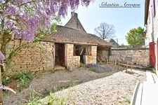 Maison en pierre au cœur d’un village du Lot, entre charme, calme et nature