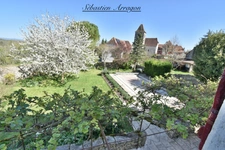 Maison en pierre au cœur d’un village du Lot, entre charme, calme et nature