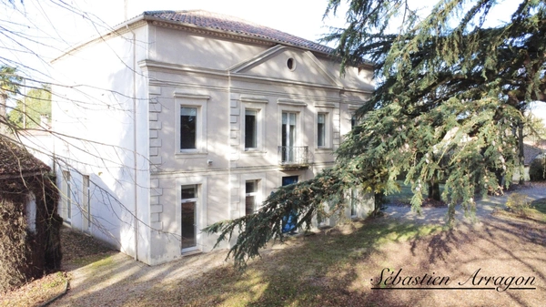 Maison de maître du XIXᵉ siècle à Villeneuve-sur-Lot – 460 m² – Parc de 8 300 m² – Piscine – Centre-ville à pied