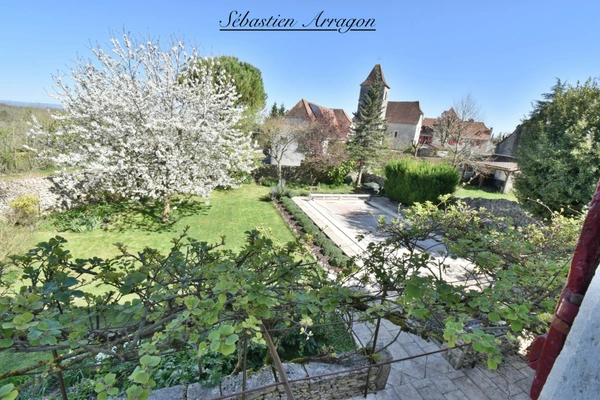 Maison en pierre au cœur d’un village du Lot, entre charme, calme et nature
