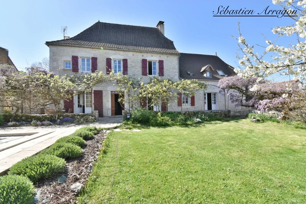 Maison en pierre au cœur d’un village du Lot, entre charme, calme et nature