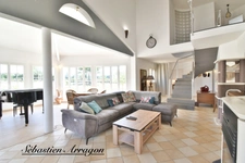 Villa contemporaine 250 m² – 5 chambres – 3 hectares – piscine 18 m – Villeneuve-sur-Lot (47)
