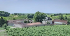 Propriete à vendre 18 pièces proche de COGNAC. Terrain de 3,2ha 